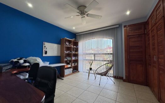 Curridabat: Espectacular Casa en Residencial Privado con 383 Metros de Terreno con 4 Habitaciones + Servicio. #135068