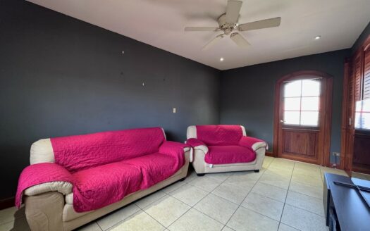 Curridabat: Espectacular Casa en Residencial Privado con 383 Metros de Terreno con 4 Habitaciones + Servicio. #135068