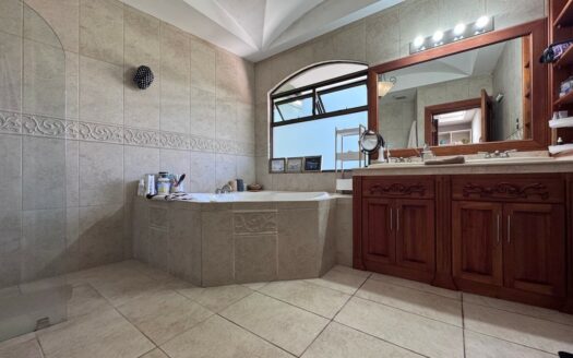 Curridabat: Espectacular Casa en Residencial Privado con 383 Metros de Terreno con 4 Habitaciones + Servicio. #135068