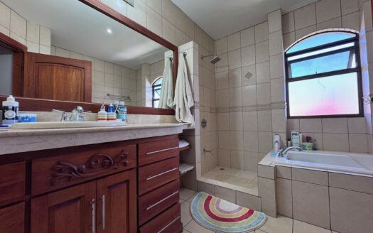 Curridabat: Espectacular Casa en Residencial Privado con 383 Metros de Terreno con 4 Habitaciones + Servicio. #135068