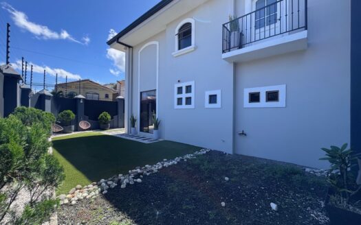 Curridabat: Espectacular Casa en Residencial Privado con 383 Metros de Terreno con 4 Habitaciones + Servicio. #135068