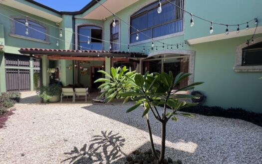 Curridabat: Espectacular Casa en Residencial Privado con 383 Metros de Terreno con 4 Habitaciones + Servicio. #135068