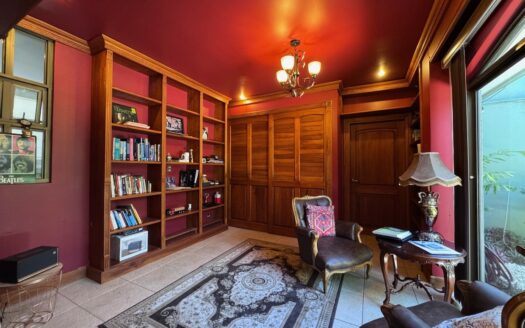 Curridabat: Espectacular Casa en Residencial Privado con 383 Metros de Terreno con 4 Habitaciones + Servicio. #135068