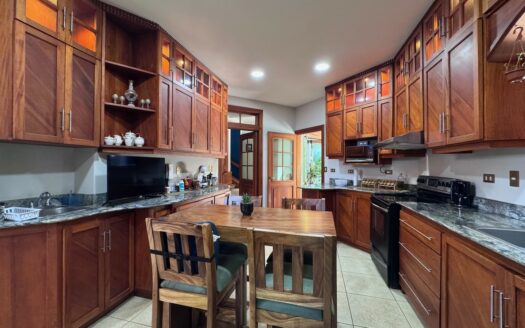 Curridabat: Espectacular Casa en Residencial Privado con 383 Metros de Terreno con 4 Habitaciones + Servicio. #135068