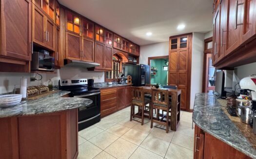 Curridabat: Espectacular Casa en Residencial Privado con 383 Metros de Terreno con 4 Habitaciones + Servicio. #135068