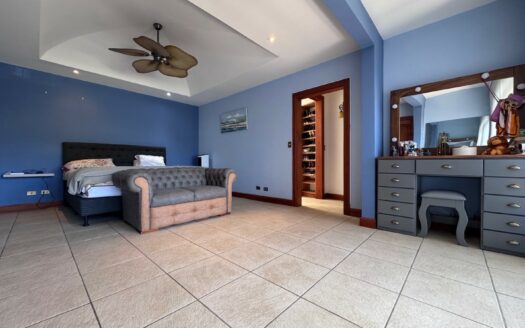 Curridabat: Espectacular Casa en Residencial Privado con 383 Metros de Terreno con 4 Habitaciones + Servicio. #135068