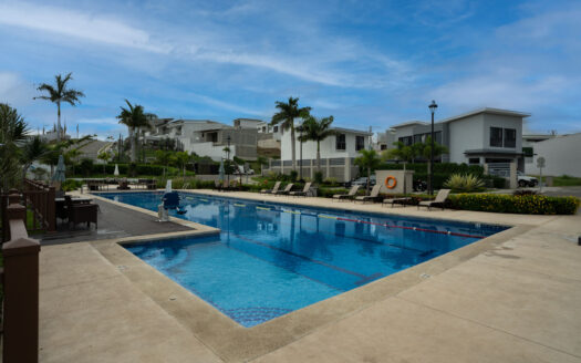 Tres Ríos: Casa en Condominio con 4 Habitaciones + 3 Parqueos + Separación Lateral. #146205