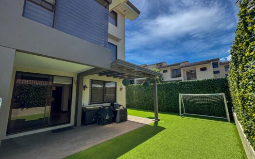 Venta de Casa Esquinera – Condominio La Estefana, San Rafael de Montes de Oca cod.135106