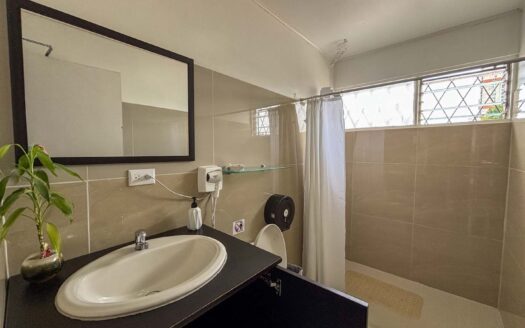 En venta – Propiedad y negocio en tipo Hostel en Francisco Peralta, San José cod.136060