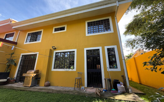 Hermosa Casa Estilo Colonial en Condominio Seguro, en San Isidro de Coronado COD 135680