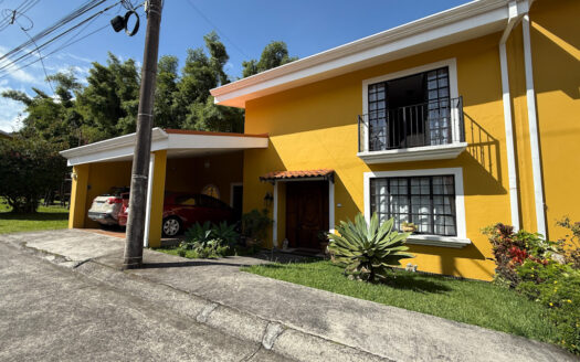 Hermosa Casa Estilo Colonial en Condominio Seguro, en San Isidro de Coronado COD 135680