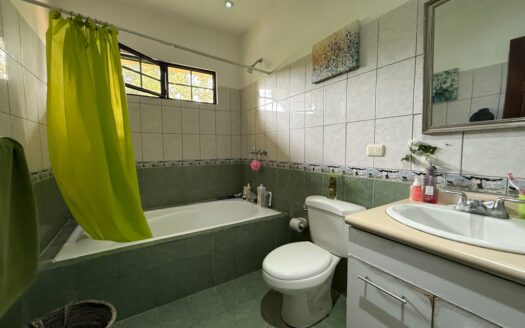 Hermosa Casa Estilo Colonial en Condominio Seguro, en San Isidro de Coronado COD 135680