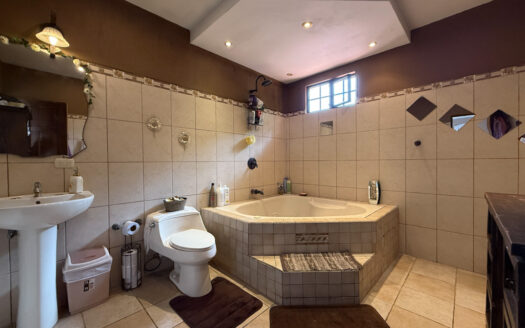 Hermosa Casa Estilo Colonial en Condominio Seguro, en San Isidro de Coronado COD 135680