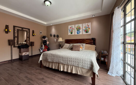 Hermosa Casa Estilo Colonial en Condominio Seguro, en San Isidro de Coronado COD 135680