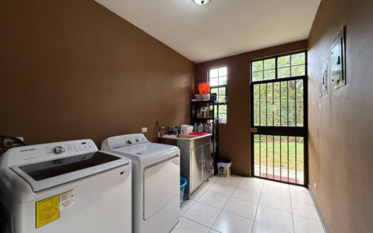 Hermosa Casa Estilo Colonial en Condominio Seguro, en San Isidro de Coronado COD 135680