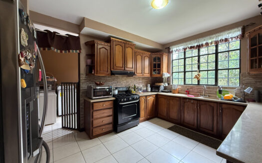 Hermosa Casa Estilo Colonial en Condominio Seguro, en San Isidro de Coronado COD 135680