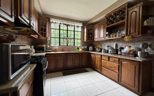 Hermosa Casa Estilo Colonial en Condominio Seguro, en San Isidro de Coronado COD 135680