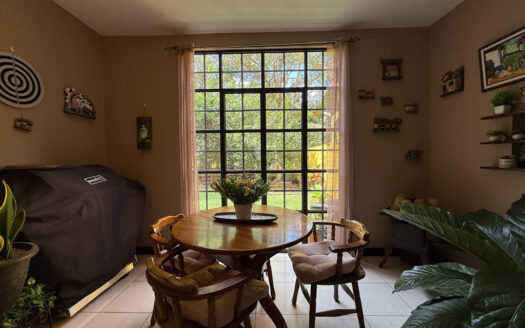 Hermosa Casa Estilo Colonial en Condominio Seguro, en San Isidro de Coronado COD 135680