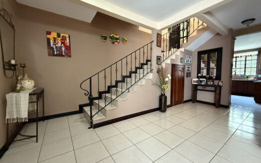 Hermosa Casa Estilo Colonial en Condominio Seguro, en San Isidro de Coronado COD 135680