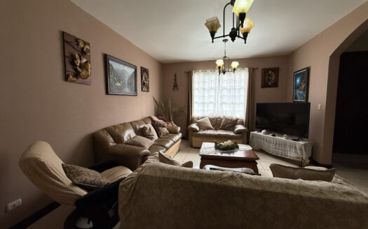 Hermosa Casa Estilo Colonial en Condominio Seguro, en San Isidro de Coronado COD 135680