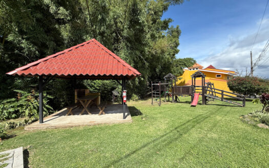 Hermosa Casa Estilo Colonial en Condominio Seguro, en San Isidro de Coronado COD 135680