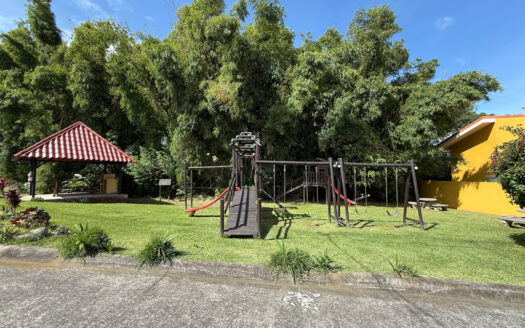 Hermosa Casa Estilo Colonial en Condominio Seguro, en San Isidro de Coronado COD 135680