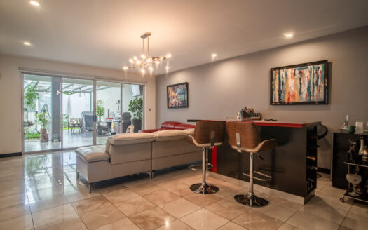 Pinares de Curridabat: Amplia y Moderna Casa con 5 Habitaciones Todas con Baño Propio + Amplios Espacios. #135311