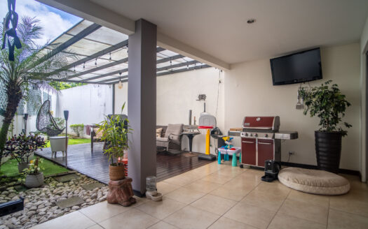 Pinares de Curridabat: Amplia y Moderna Casa con 5 Habitaciones Todas con Baño Propio + Amplios Espacios. #135311