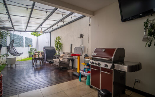 Pinares de Curridabat: Amplia y Moderna Casa con 5 Habitaciones Todas con Baño Propio + Amplios Espacios. #135311