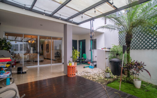 Pinares de Curridabat: Amplia y Moderna Casa con 5 Habitaciones Todas con Baño Propio + Amplios Espacios. #135311