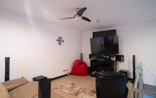 Pinares de Curridabat: Amplia y Moderna Casa con 5 Habitaciones Todas con Baño Propio + Amplios Espacios. #135311