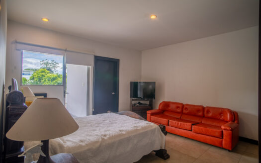 Pinares de Curridabat: Amplia y Moderna Casa con 5 Habitaciones Todas con Baño Propio + Amplios Espacios. #135311