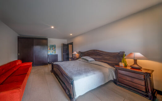 Pinares de Curridabat: Amplia y Moderna Casa con 5 Habitaciones Todas con Baño Propio + Amplios Espacios. #135311