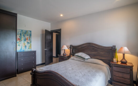 Pinares de Curridabat: Amplia y Moderna Casa con 5 Habitaciones Todas con Baño Propio + Amplios Espacios. #135311