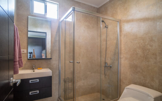 Pinares de Curridabat: Amplia y Moderna Casa con 5 Habitaciones Todas con Baño Propio + Amplios Espacios. #135311