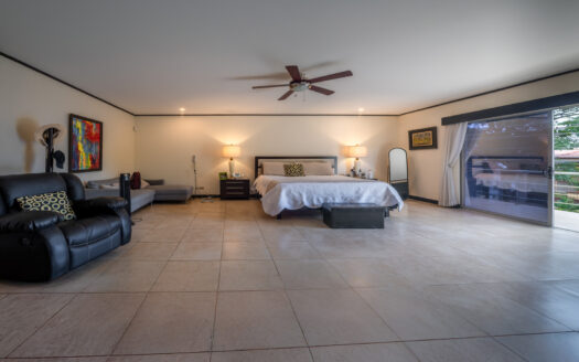 Pinares de Curridabat: Amplia y Moderna Casa con 5 Habitaciones Todas con Baño Propio + Amplios Espacios. #135311