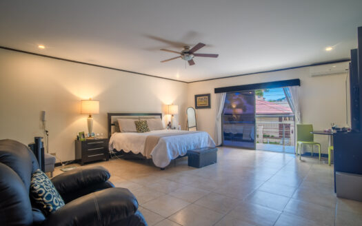 Pinares de Curridabat: Amplia y Moderna Casa con 5 Habitaciones Todas con Baño Propio + Amplios Espacios. #135311