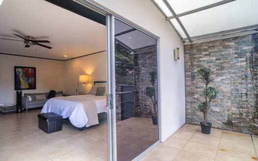 Pinares de Curridabat: Amplia y Moderna Casa con 5 Habitaciones Todas con Baño Propio + Amplios Espacios. #135311