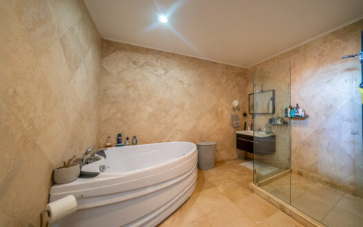 Pinares de Curridabat: Amplia y Moderna Casa con 5 Habitaciones Todas con Baño Propio + Amplios Espacios. #135311