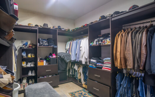 Pinares de Curridabat: Amplia y Moderna Casa con 5 Habitaciones Todas con Baño Propio + Amplios Espacios. #135311