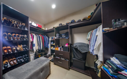 Pinares de Curridabat: Amplia y Moderna Casa con 5 Habitaciones Todas con Baño Propio + Amplios Espacios. #135311