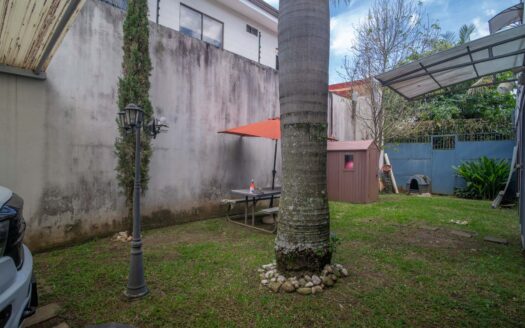 Pinares de Curridabat: Amplia y Moderna Casa con 5 Habitaciones Todas con Baño Propio + Amplios Espacios. #135311