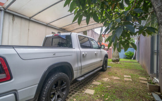 Pinares de Curridabat: Amplia y Moderna Casa con 5 Habitaciones Todas con Baño Propio + Amplios Espacios. #135311