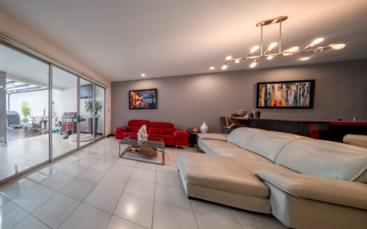 Pinares de Curridabat: Amplia y Moderna Casa con 5 Habitaciones Todas con Baño Propio + Amplios Espacios. #135311