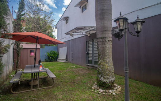 Pinares de Curridabat: Amplia y Moderna Casa con 5 Habitaciones Todas con Baño Propio + Amplios Espacios. #135311