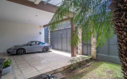 Pinares de Curridabat: Amplia y Moderna Casa con 5 Habitaciones Todas con Baño Propio + Amplios Espacios. #135311