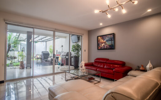 Pinares de Curridabat: Amplia y Moderna Casa con 5 Habitaciones Todas con Baño Propio + Amplios Espacios. #135311