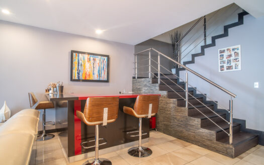 Pinares de Curridabat: Amplia y Moderna Casa con 5 Habitaciones Todas con Baño Propio + Amplios Espacios. #135311