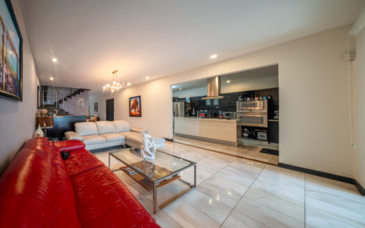 Pinares de Curridabat: Amplia y Moderna Casa con 5 Habitaciones Todas con Baño Propio + Amplios Espacios. #135311