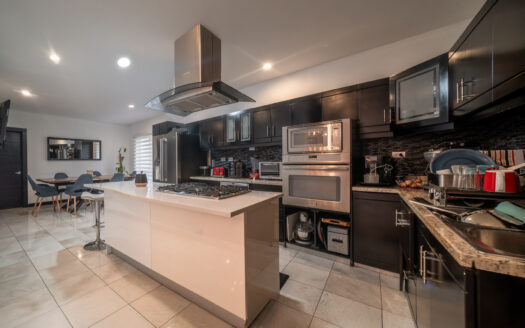 Pinares de Curridabat: Amplia y Moderna Casa con 5 Habitaciones Todas con Baño Propio + Amplios Espacios. #135311